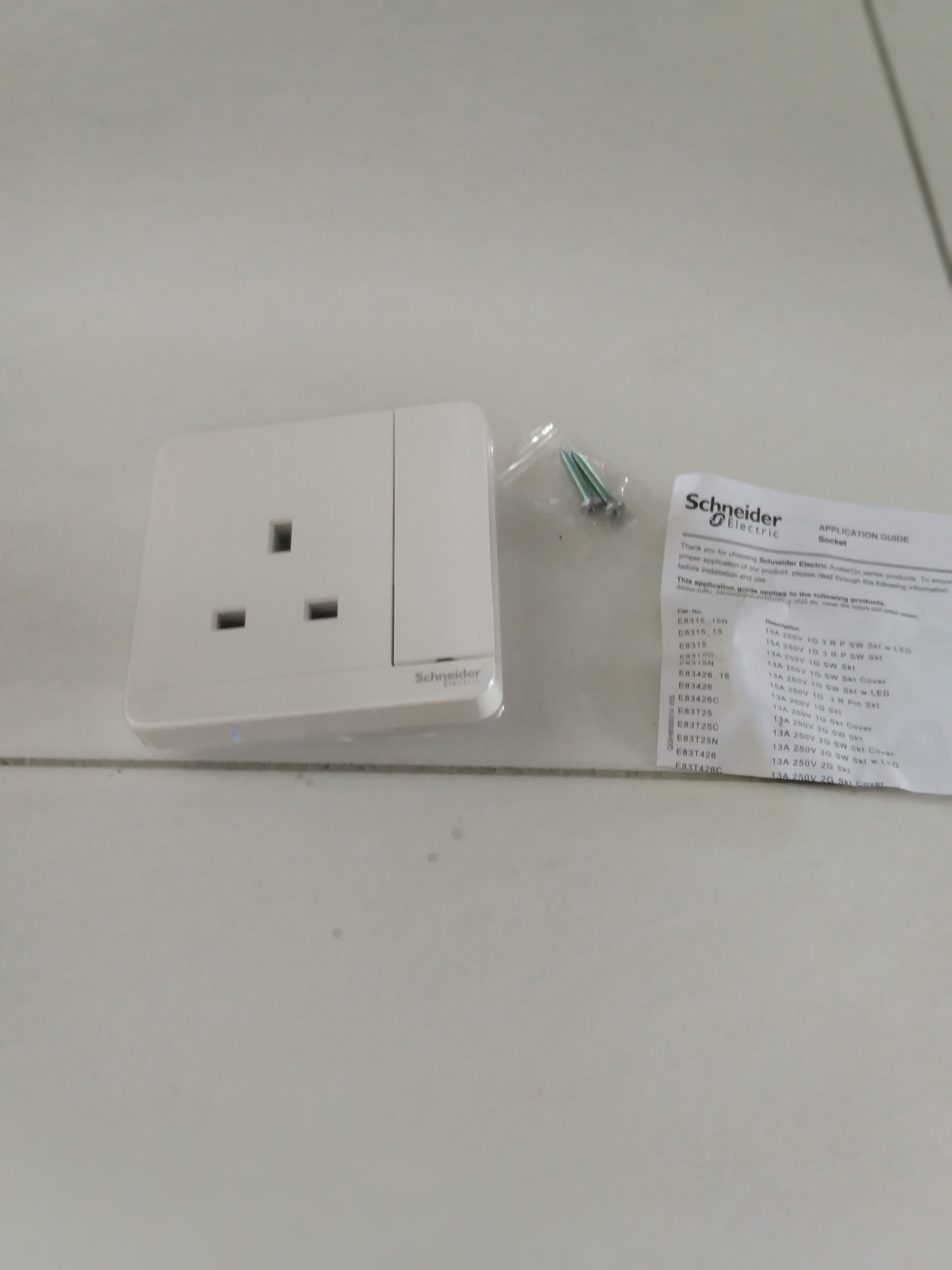 AvatarOn 3 Pin Switched Electric Wall Socket 